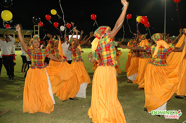 Танцевальная группа в креольских костюмах на праздновании 30 лет независимости Доминики - фото